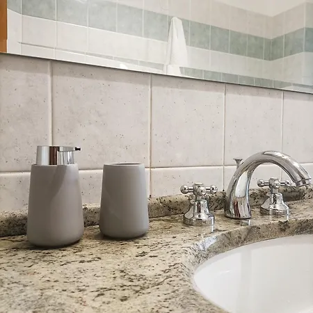 Bright Port View Apartment- Free Parking קליארי