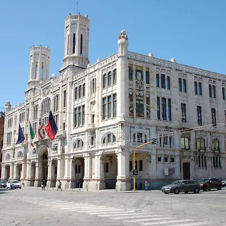 Bright Port View Apartment- Secondary Entrance Free Parking Apartment Cagliari